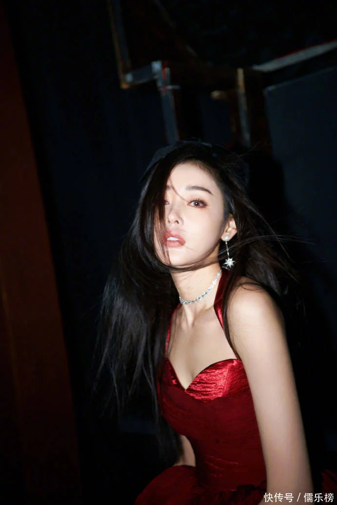 张天爱深V吊带写真大片曝光，化身暗夜玫瑰眼神魅惑