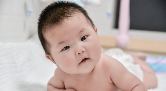 服务员|孩子生气打翻面条,服务员想收拾,奶奶接下来的话,让人肃然起敬