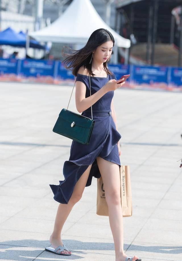 街拍|街拍30多岁的女人偏爱长裙,图3小姐姐会不会太凉