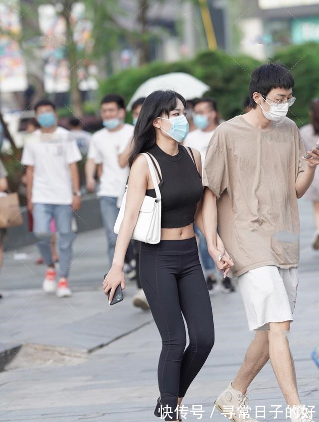 女性 穿黑色紧身裤穿搭,低调性感,尽显成熟时尚的女性魅力!