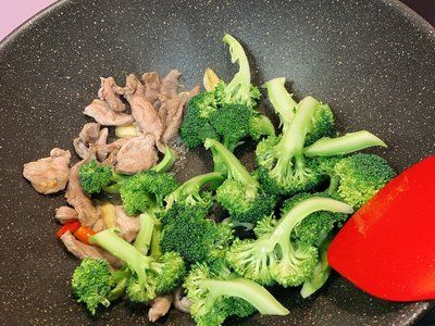 芹菜清爽，豆皮外酥内软，整道料理非常清爽好吃！