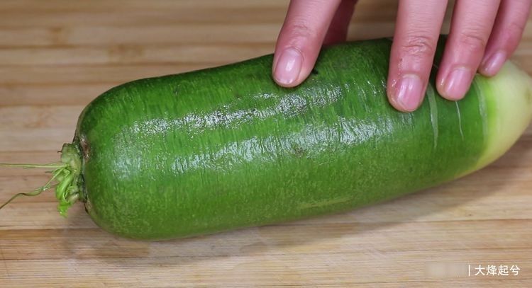 天冷要多吃萝卜，教你新吃法，不炒不炖不用腌制，上桌瞬间扫光