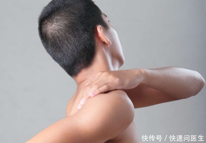 长期肩痛可能不是肩周炎,3类癌症会导致肩痛,最好检查一下