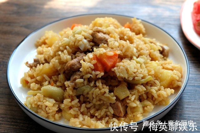 电饭锅只蒸白米饭太浪费，4种食材和大米同煮，有肉有菜香喷喷