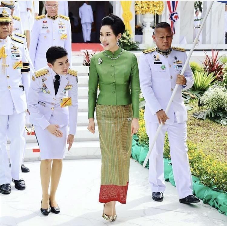 泰国贵妃越来越受宠,泰王穿情侣装陪她逛街,连王后都没这待遇