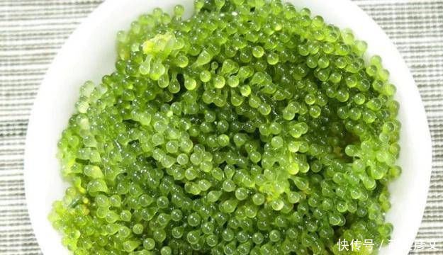 吃西餐时,牛排旁边的小葡萄最好不要吃,否则服务员会嘲笑你