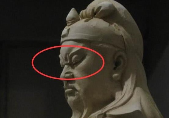 种说法|关羽的雕像,为何多都是闭着眼?老木匠:睁眼代价太大