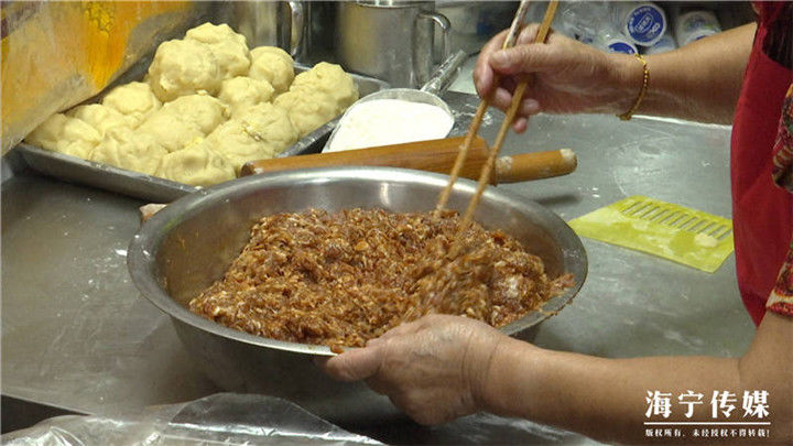 开炉|凌晨3点！海宁“月饼奶奶”开炉，1000多个月饼送街坊