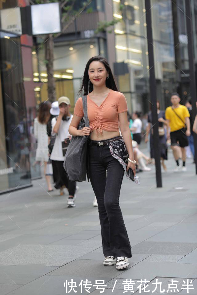 轻松|休闲喇叭裤来袭,个性造型帮你轻松塑造