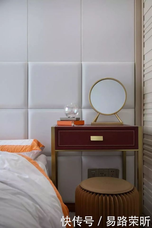 卧室背景墙还是挂婚纱照吗?现在年轻人都流行这样设计,好看又有趣!