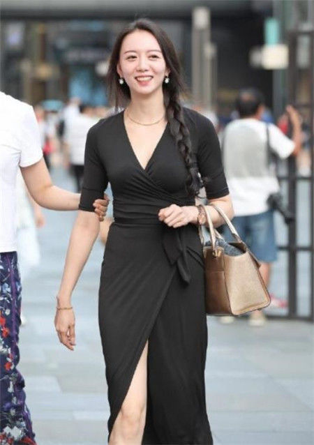 搭配|街拍:美女身材娇小,白色休闲毛衣搭配米色一步裙很漂亮