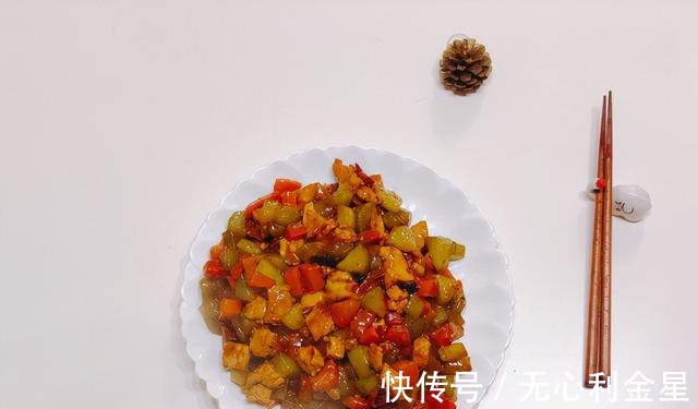 下饭还好吃的宫保鸡丁，简单好做，家人也喜欢吃！