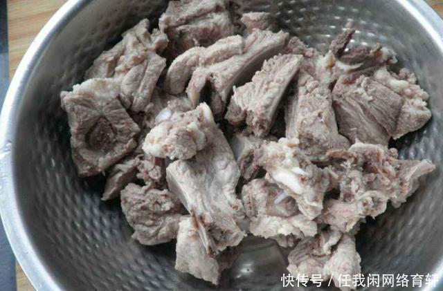 需加|洗排骨,用碱或焯水都错了只需加勺它,洗得干净,没一点腥味
