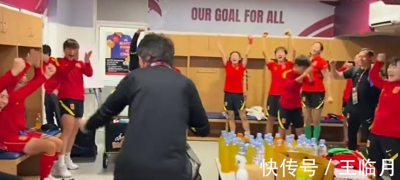更衣室|感动!水庆霞在更衣室哽咽感谢队员,女足姑娘挥臂齐呼:拿下韩国