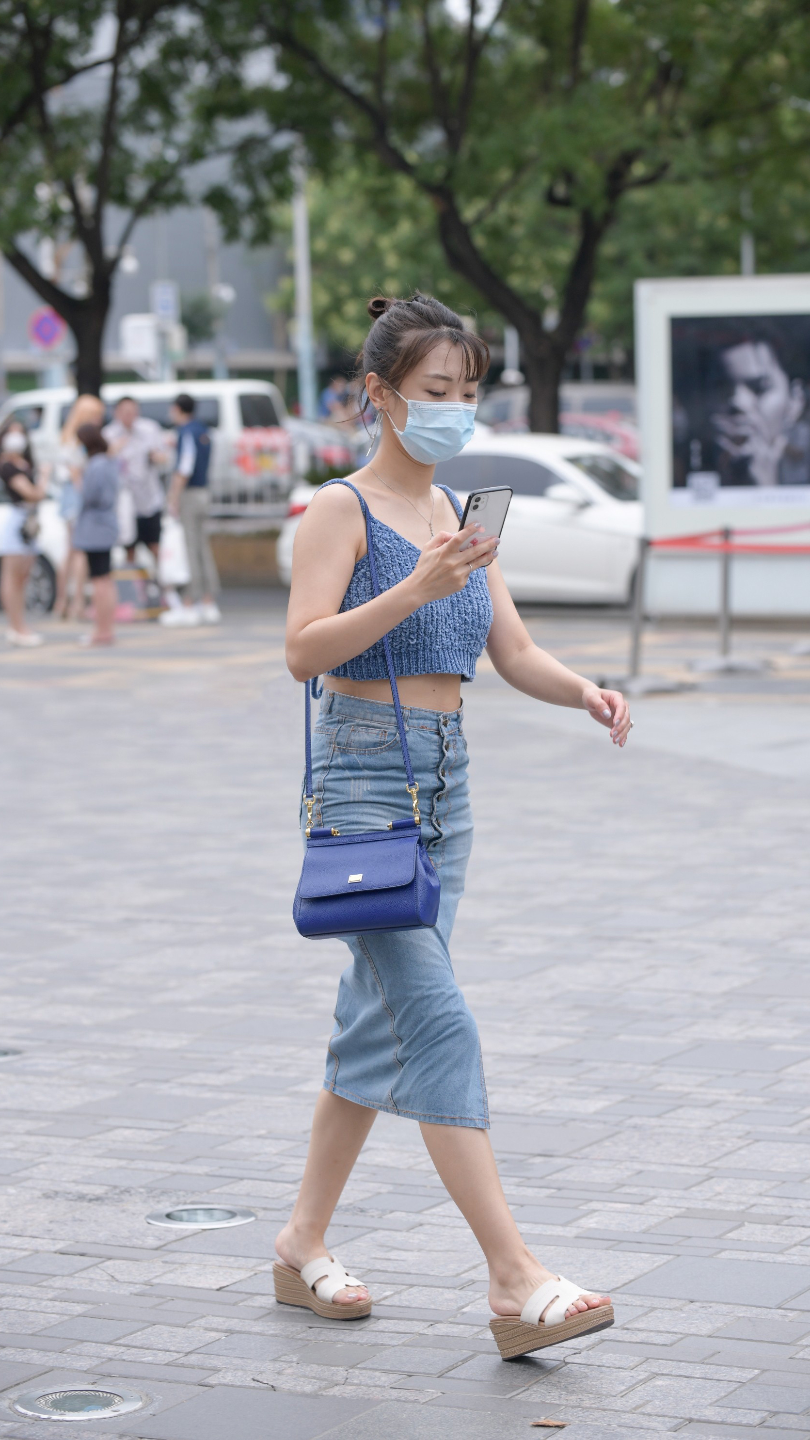 美女用毛衣吊带背心搭配牛仔裙,展现窈窕身姿,做个时髦精