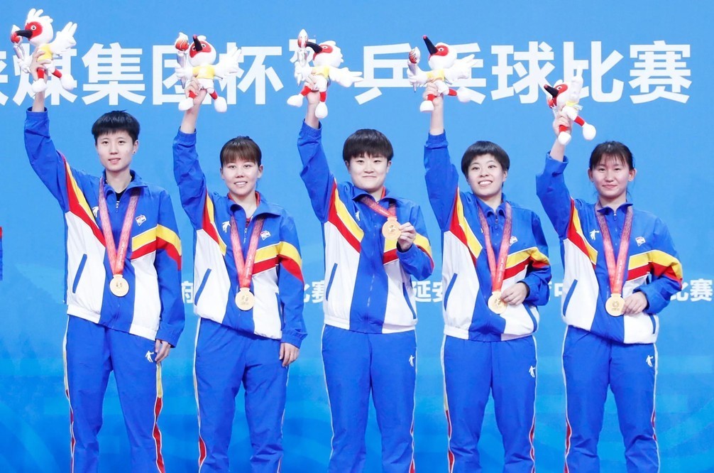 颁奖典礼|太暖了！陈梦与队友互送安慰，辽宁全队乐开花，孙颖莎满脸不开心