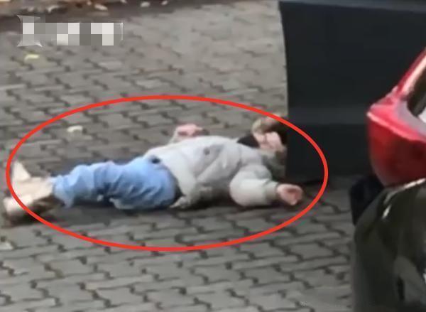 孩子|3岁女儿躺在地上不肯走,宝爸淡定处理获惊叹:上哪买来的孩子