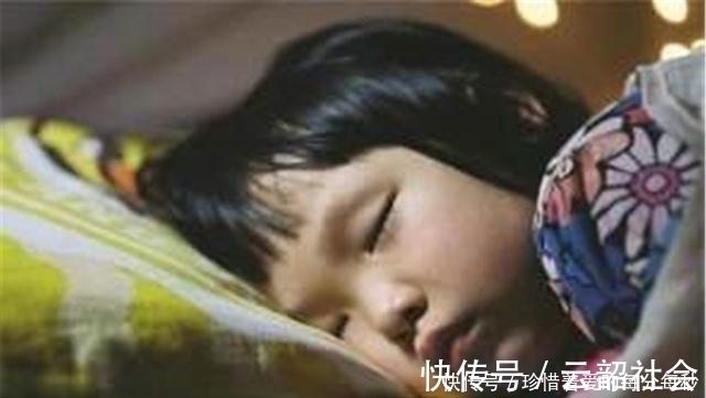 被子|孩子爱用这3种“睡姿”睡觉,暗示未来的性格,家长可要长点心了