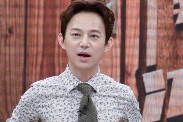 别把伤害当成幽默！刚上台就diss何炅个子低，何炅：你不退赛啊？