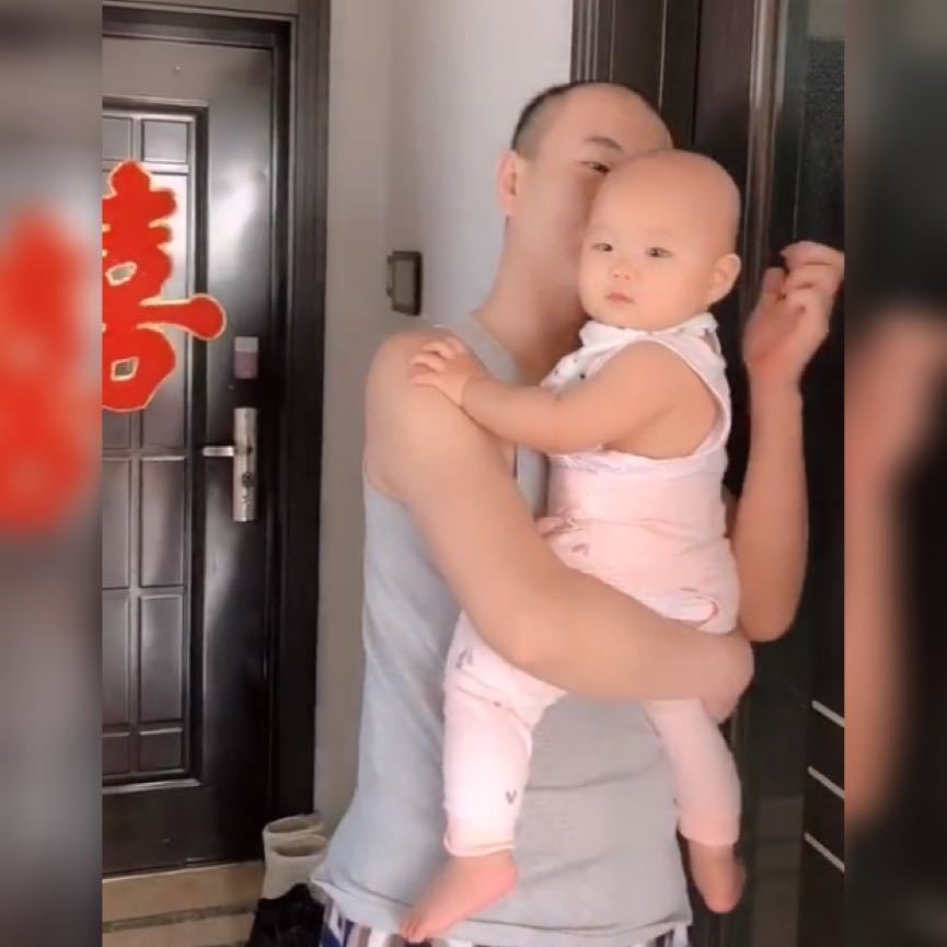 孩子|亲爸抱娃在家散步,用手敲了一下门,孩子听声音,我怕是磕着了