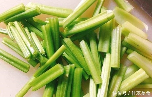 腊肉和“它”天生一对,香到舔盘子,味道醇香口感棒,快收藏