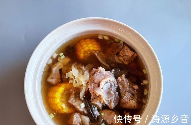 俩口子的午餐鱼肉搭配排骨汤,成本不多营养高,吃饱吃好人舒服!