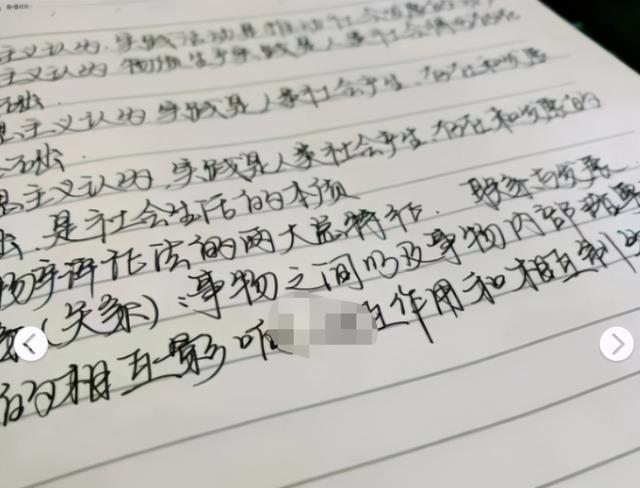 字帖$大学生“藤蔓字体”火了，每一笔都是弯的，老师：不学医可惜了