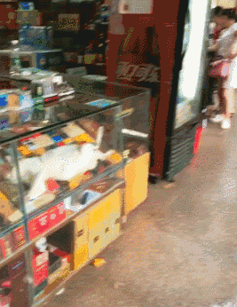 |搞笑GIF:放假送奶奶家,接回来破洞裤不见了