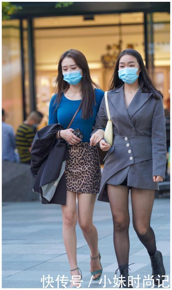 街拍:暖冬,美女穿豹纹短裙搭配一字带凉鞋,洋气有内涵、还很有档次
