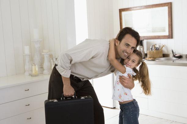 父亲|“冻龄爸爸”走红,晒与女儿从5岁到11岁合照,网友:羡慕了