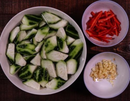 炒丝瓜,直接下锅就错了难怪丝瓜变黑又难吃,早看早受益