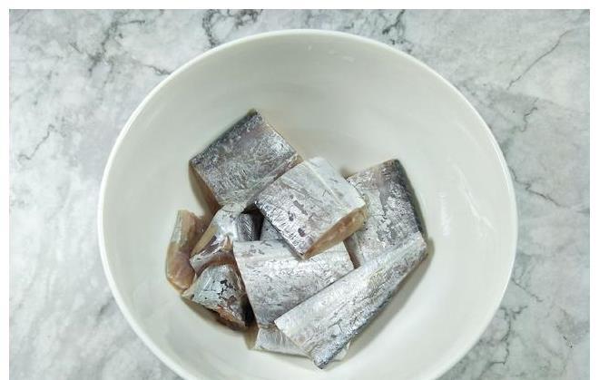 带鱼段|炸带鱼,有人调面糊,有人直接炸,大厨:都不对!这才是正确做法