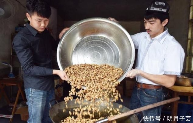 一刀穷一刀富,明码标价卖切糕,商家表示不宰客,为何无人买账?