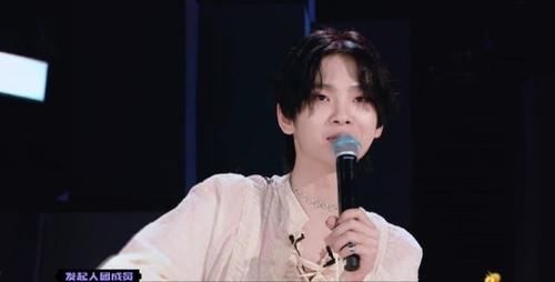 硬糖少女R1SE面对性感舞台:郑乃馨现场化身迷妹,周震南理性发言获认可