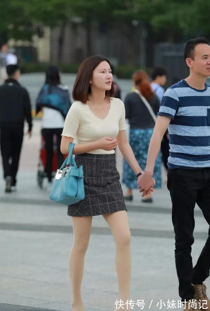 街拍 街拍:打扮简单大方的性感美少妇,优雅的气质男子好福气!