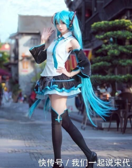 cos|小姐姐cos初音未来，却因腿细将无痕袜穿成堆堆袜，真的做不到