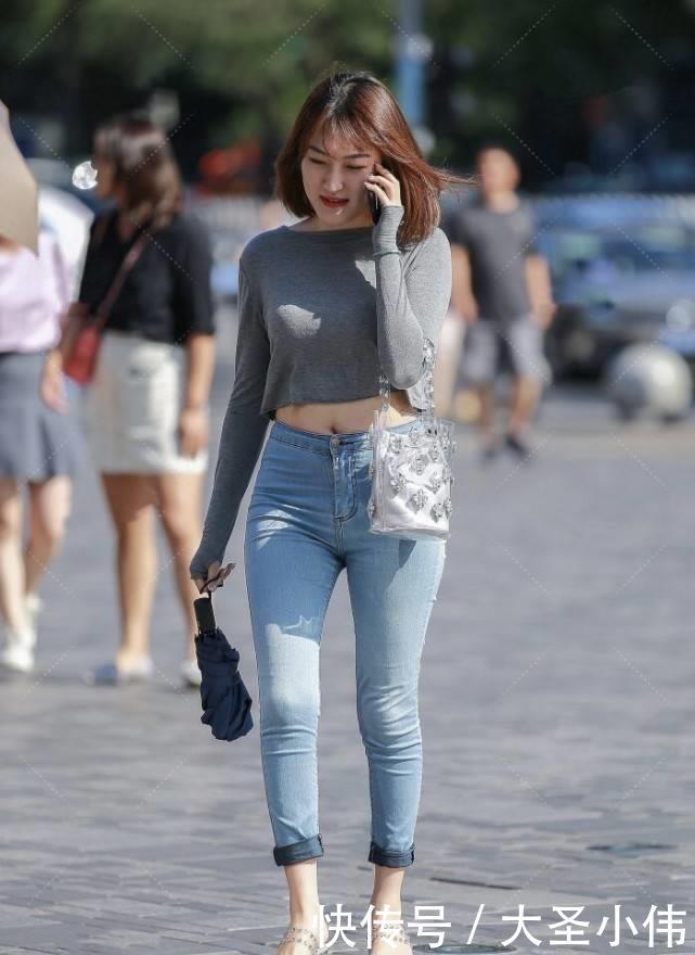 美女街拍牛仔裤搭配灰色防晒衣,时尚穿搭彰显迷人一面