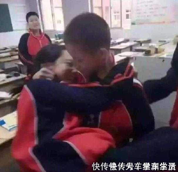 班主任早恋的学生，一般会在书包里藏着3样东西，一抓一个准