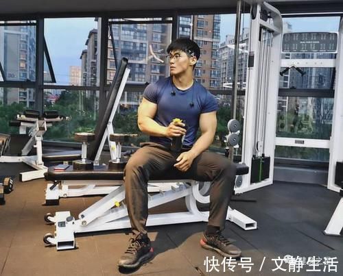 学生时代|22岁“小鲜肉”脱衣秀身材，白巧克力腹肌有点可！