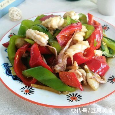 青红椒|你青红椒爆炒鱿鱼花的正宗做法，简单几步，越吃越上瘾