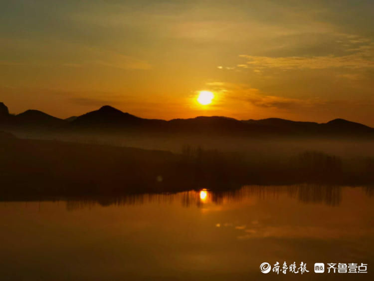 日出、湖水、山峦…清晨日照五莲松月湖一幅迷人的山水画|情报站| 日出、湖水、山峦…清晨日照五莲松月湖一幅迷人的山水画\＂,\＂i16\＂:\＂情报站