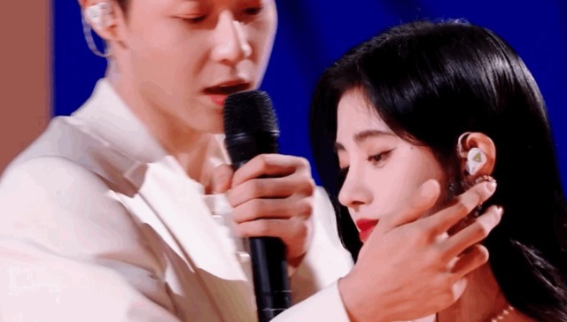 孟美岐 鞠婧祎才是真团宠,被米卡壁咚不算啥,官方合照海报也站在C位