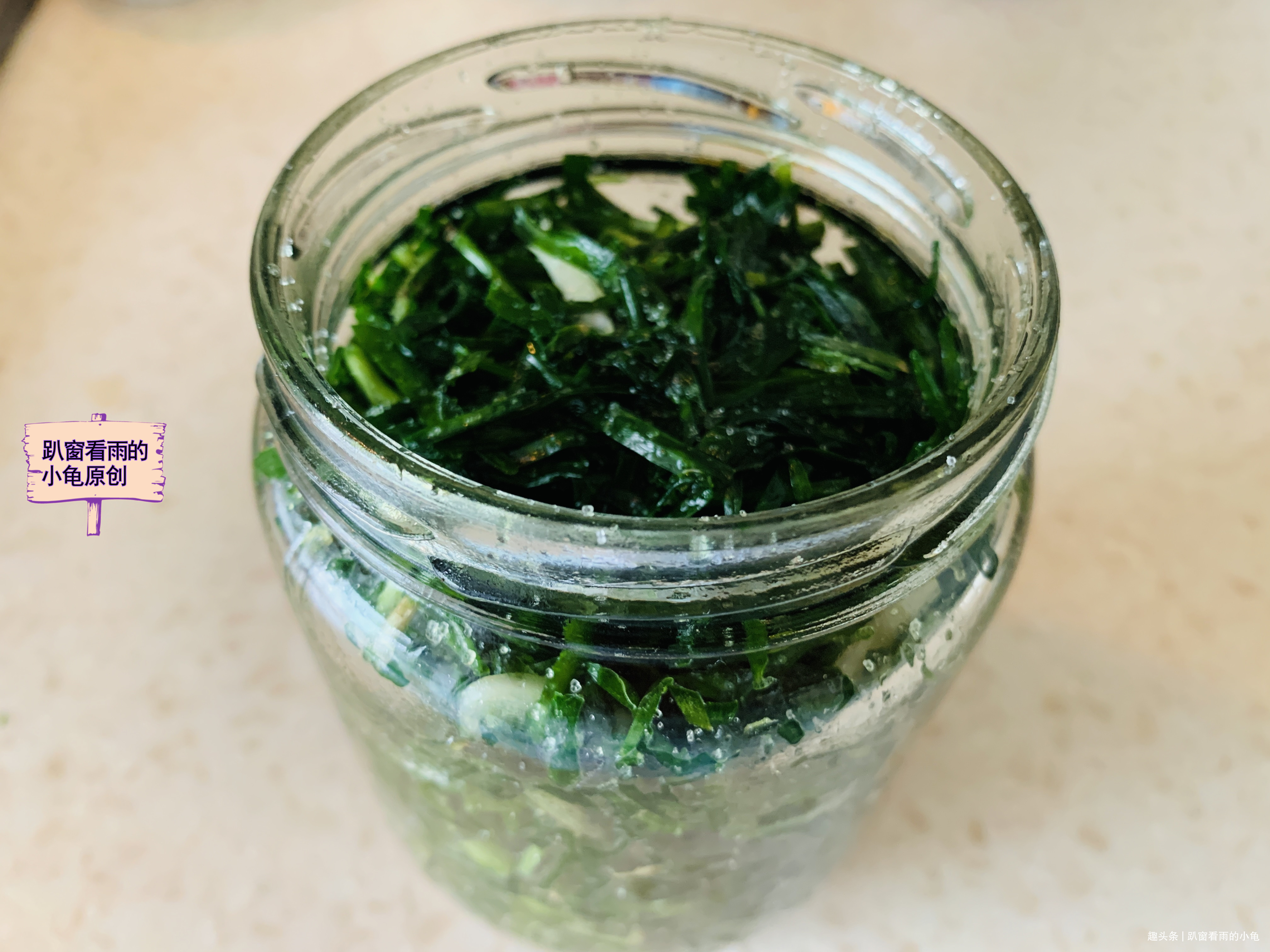 秋天,韭菜腌着吃,是三餐必备的百搭小菜,开胃下饭,放一年不坏