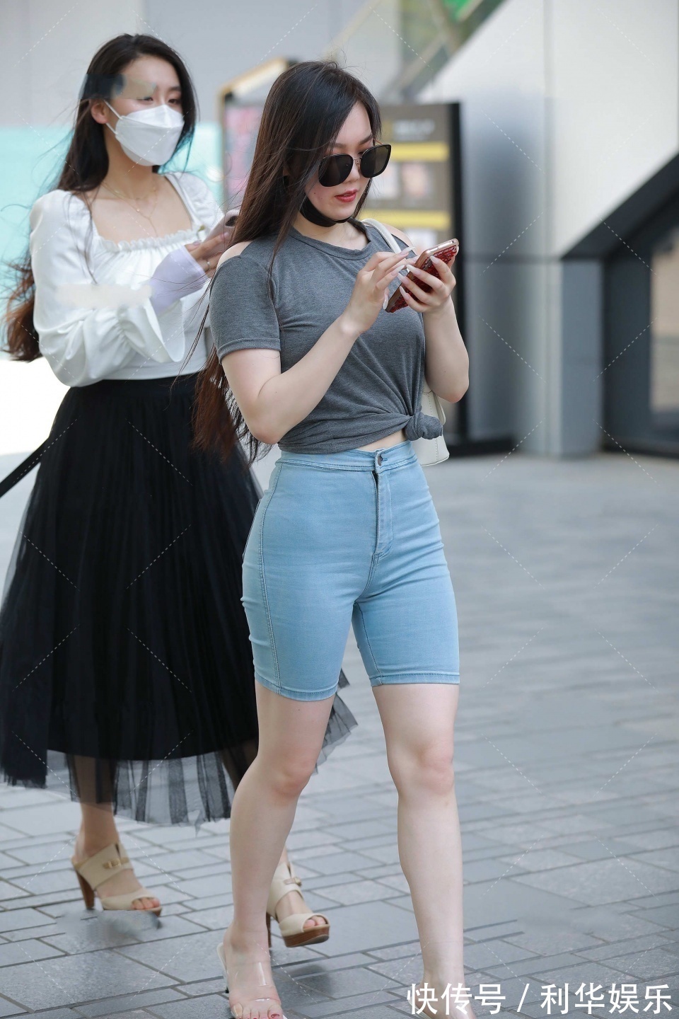 小姐姐 有些微胖的小姐姐,走在街上也是一道亮丽的风景线,因为她的穿搭很时尚