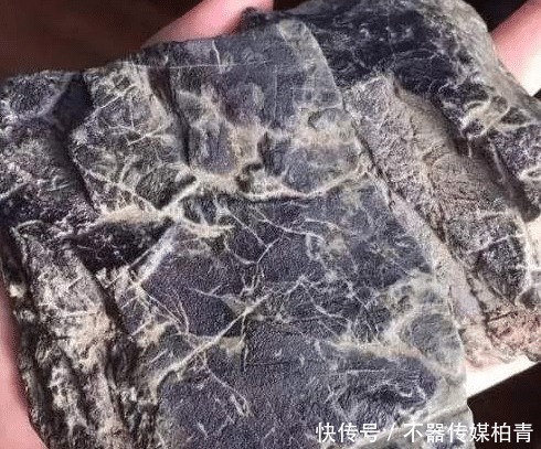 翡翠石筋|翡翠身上为什么会出现石筋?有石筋的翡翠就不值钱了吗?