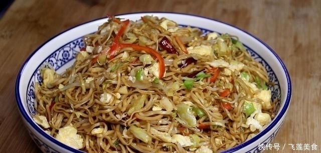 绿豆芽|面条不要再水煮着吃了，换种做法，天天吃都不腻，比水煮好吃10倍