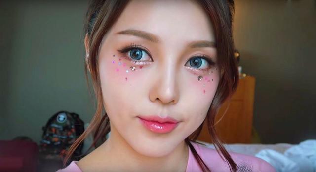 女大学生 女大学生化妆前后对比,堪比“变脸”现场,男生:心态崩了