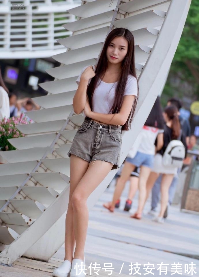 高贵|街拍: 穿热裤的美女, 营造出高贵美丽的强大气场!
