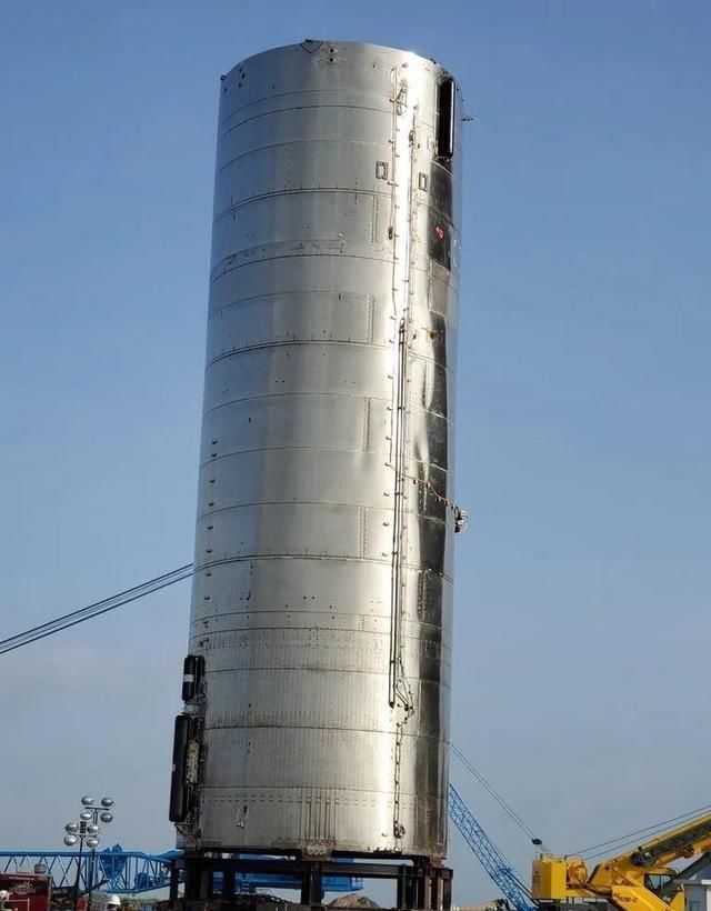 发射架 星际飞船SN5终于露面了,已竖立发射架,新一轮测试即将开始