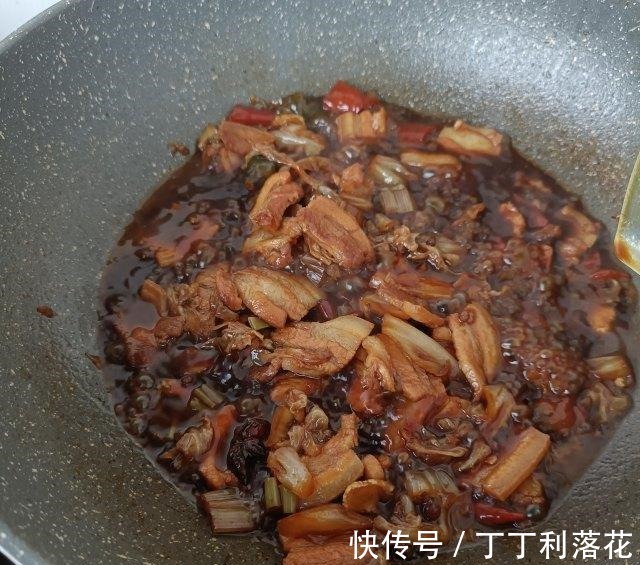 泡椒|酸包菜烧肉片,香而不腻,解馋下饭!
